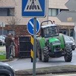 trator vira em rotunda em Esposende - 2