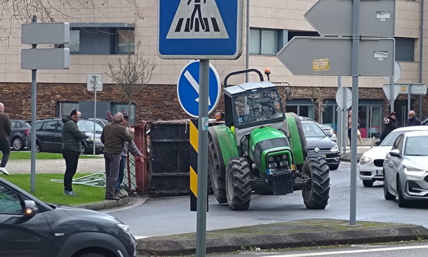 Esposende: Atrelado de trator capota na rotunda da "Saúde" trator vira em rotunda em Esposende - 2