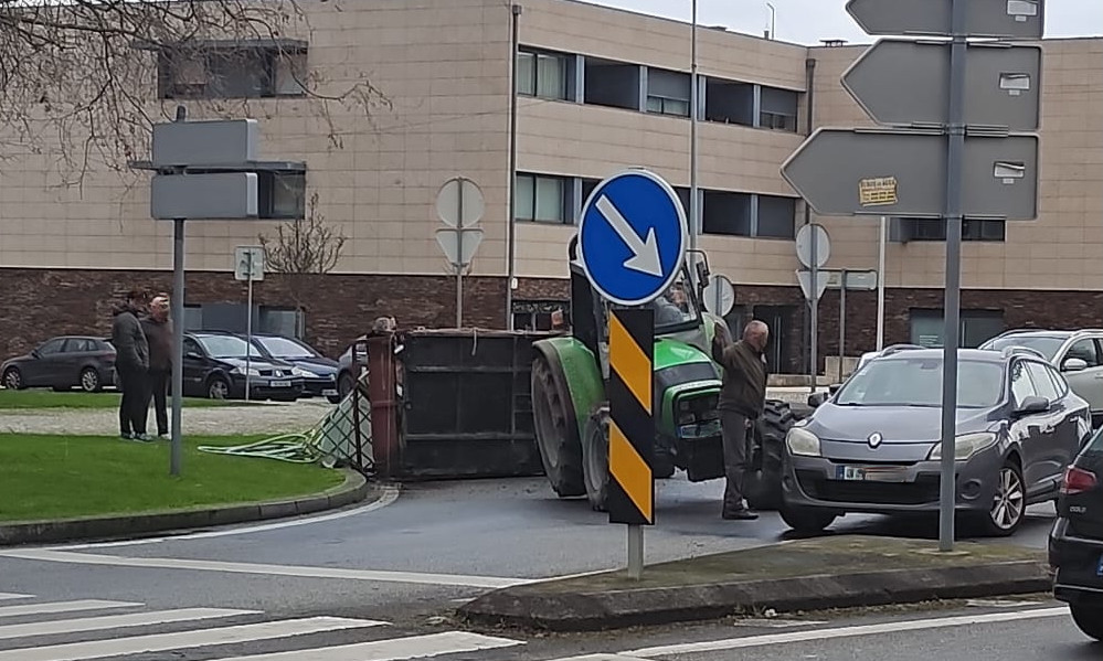Esposende: Atrelado de trator capota na rotunda da "Saúde" trator vira em rotunda em Esposende - 2