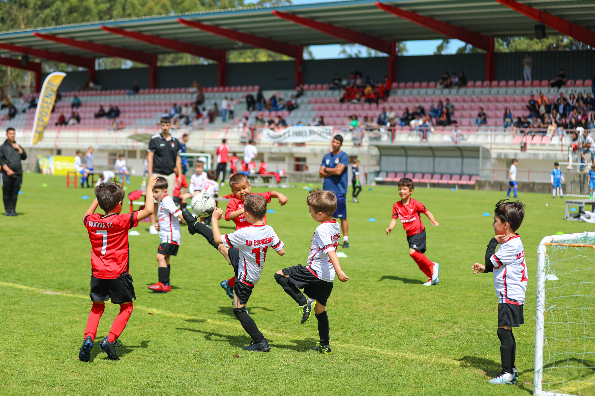 Esposende: Futebol Infantil arranca com 700 pequenos atletas em campo utebol Infantil arranca com 700 pequenos atletas em campo 01