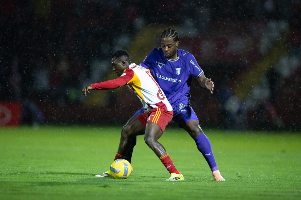 Futebol: SC Braga vence AFS (0-4) com bis de Pau SC Braga AFS aves