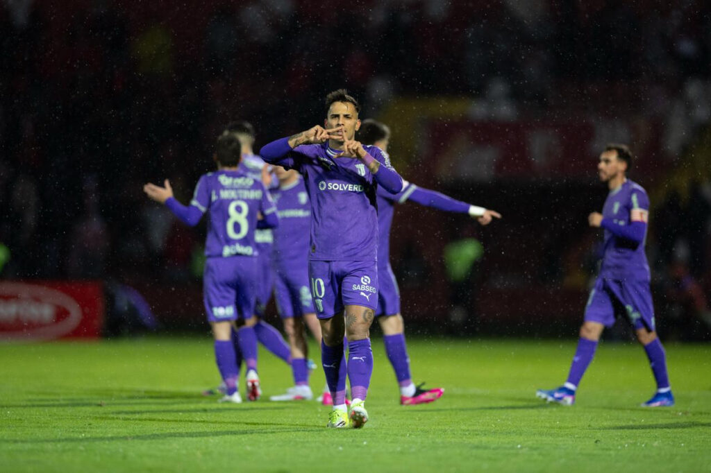 Futebol: SC Braga vence AFS (0-4) com bis de Pau SC Braga AFS Aves