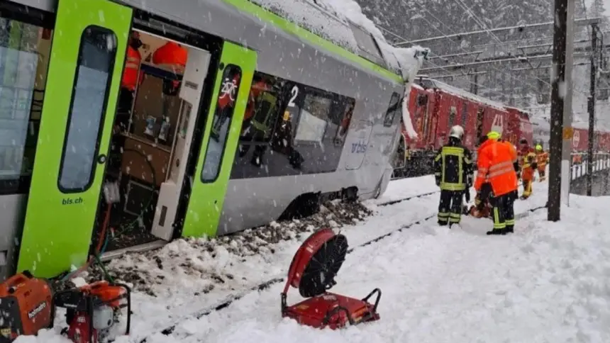 Avalanche provoca descarrilamento de comboio nos Alpes suíços e faz cinco feridos
