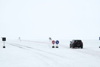 Estónia abre primeira estrada de gelo oficial para ligar ilhas isoladas pelo frio extremo