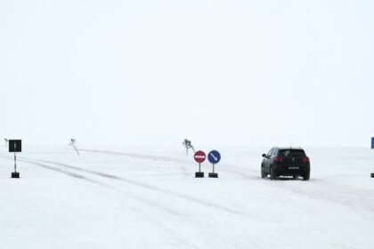 Estónia abre primeira estrada de gelo oficial para ligar ilhas isoladas pelo frio extremo