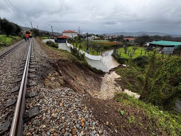 Barcelos: Derrocada de berma corta circulação ferroviária IMG 6432