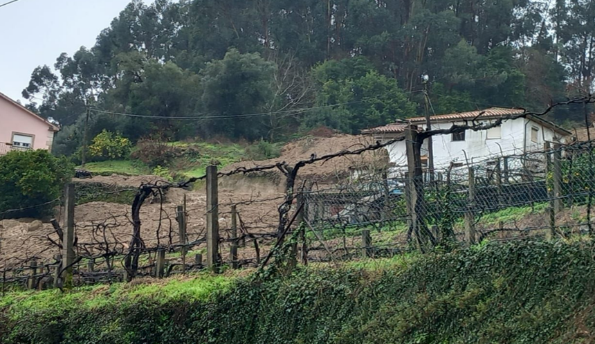Ponte da Barca Deslizamento de terras destrói habitação e obriga a retirar sete pessoas