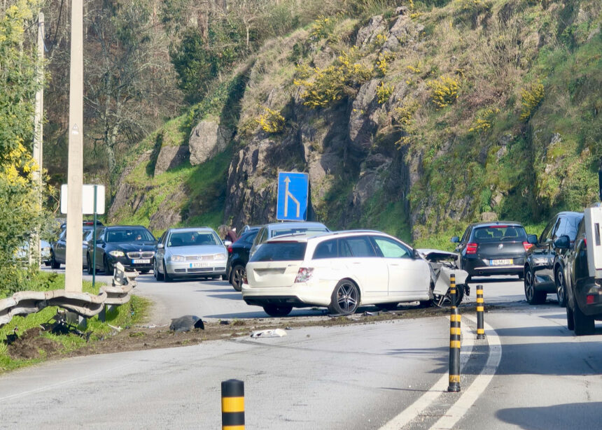 EN103: Um ferido e trânsito condicionado na EN103 entre Braga e Póvoa de Lanhoso acidente povoa de lanhoso braga EN103 - 2