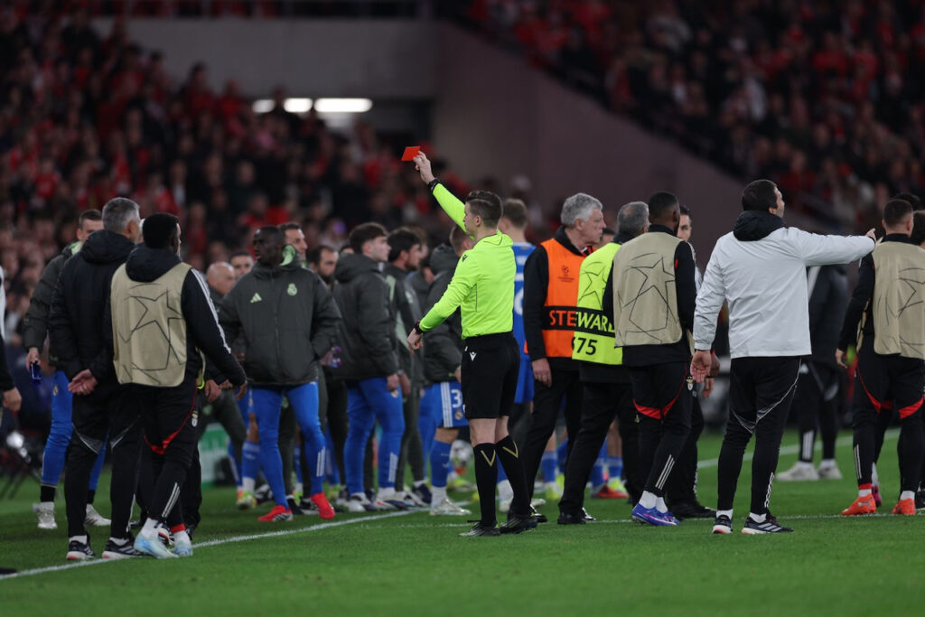 Futebol: Vinícius Jr. diz que Prestianni lhe chamou "macaco". Como funciona o protocolo? benfica real madrid pestianni vinicius jr macaco racismo - 6