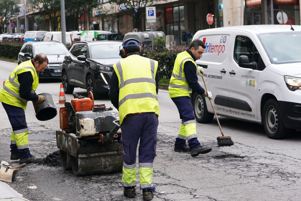 Braga: Município prepara plano abrangente para requalificação da rede rodoviária funcionários do município tapam buracos na Rua do Caires04 Fevereiro 2026