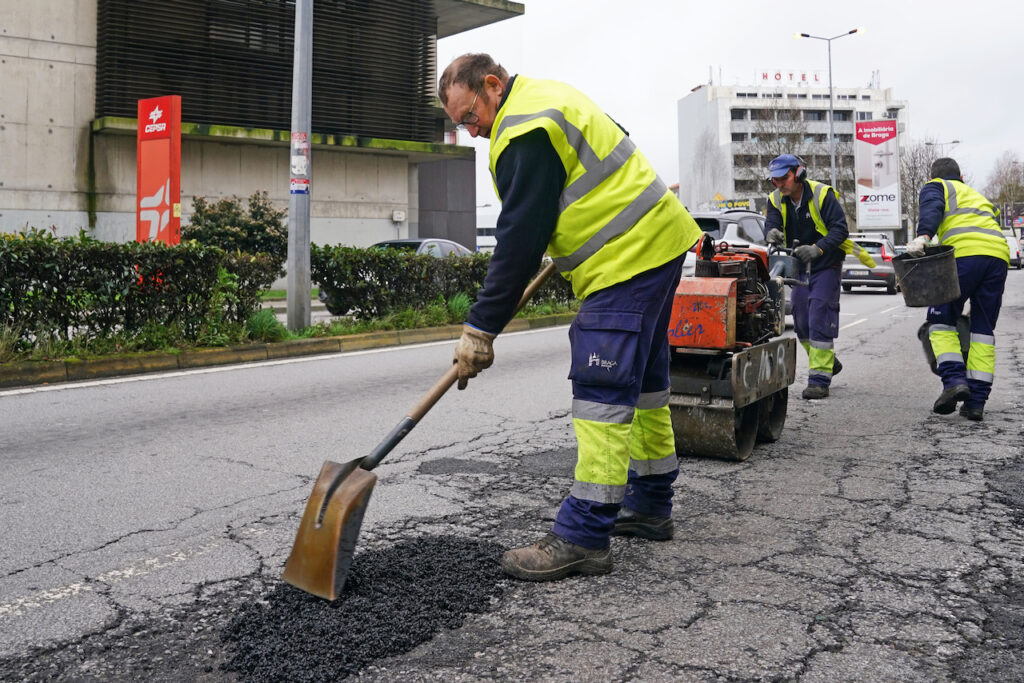 A estrada não é território sem dono. Mas quem paga os estragos? funcionários do município tapam buracos na Rua do Caires04 Fevereiro 2026