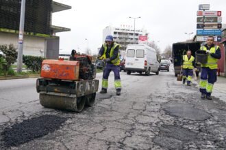 funcionários do município tapam buracos na Rua do Caires04 Fevereiro 2026