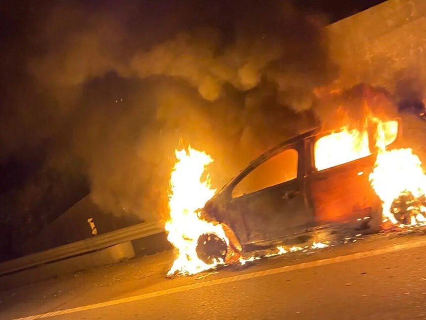 Carro em chamas condiciona trânsito à saída da Ponte do Freixo Carro arde gaia porto chamas incendio A20