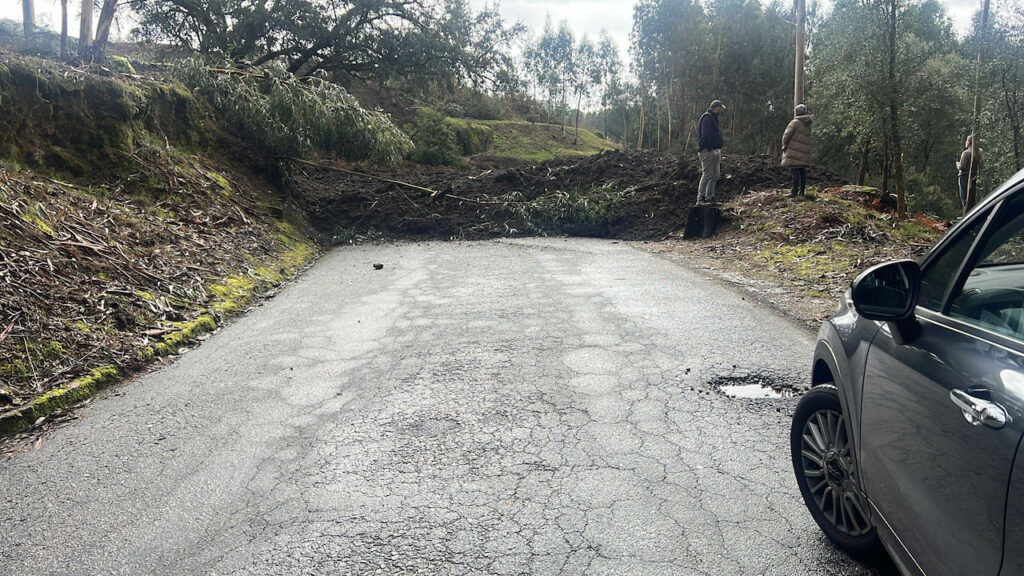 derrocada em crespos pousada em Braga via continua cortada EM591 4