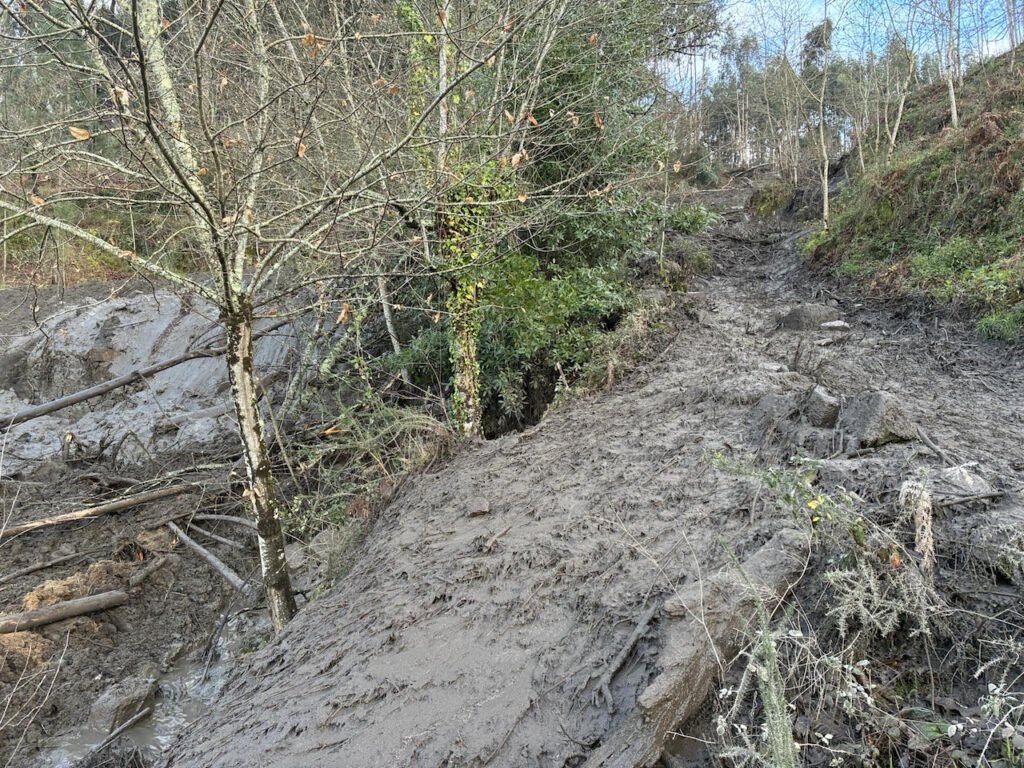 derrocada em crespos pousada em Braga via continua cortada EM591 5