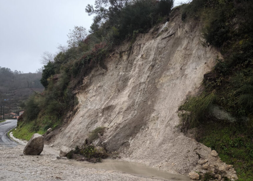 Minho: Derrocadas e inundações cortaram estradas em vários concelhos derrocadas EN103 Minho chuvas - 2