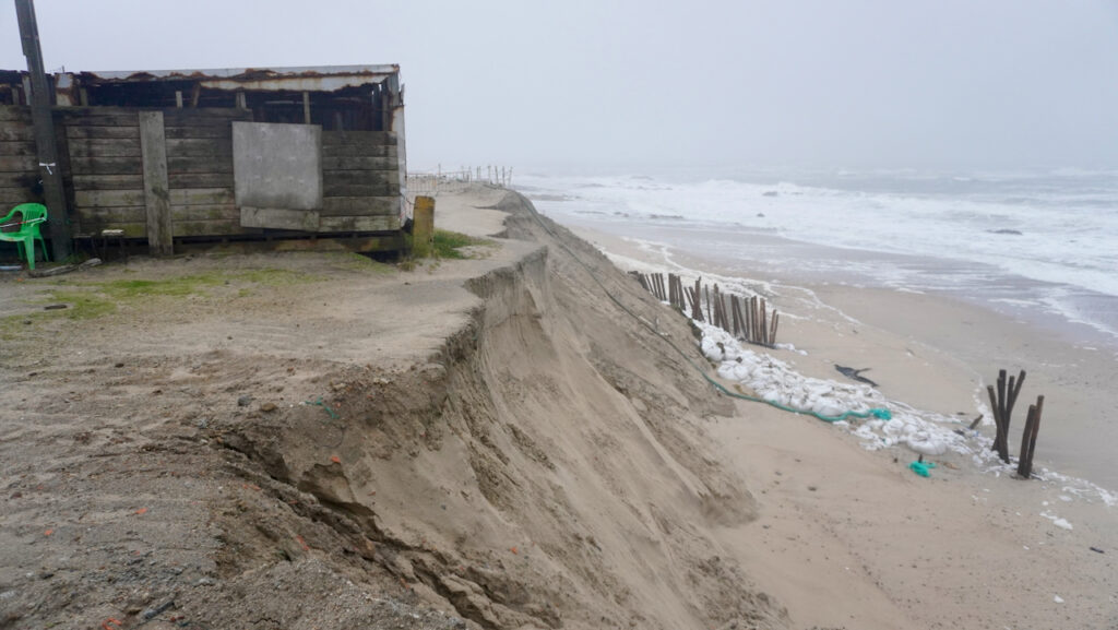 Esposende: (c/vídeo) Estas são as próximas casas que o mar vai levar erosao costeiras em apulia zonas de Pedrinhas e Cedovém no concelho de Esposende casas em risco de desabarem - 19