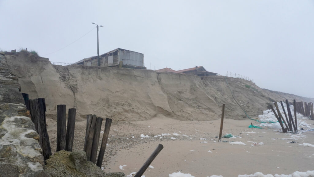 Esposende: (c/vídeo) Estas são as próximas casas que o mar vai levar erosao costeiras em apulia zonas de Pedrinhas e Cedovém no concelho de Esposende casas em risco de desabarem - 19