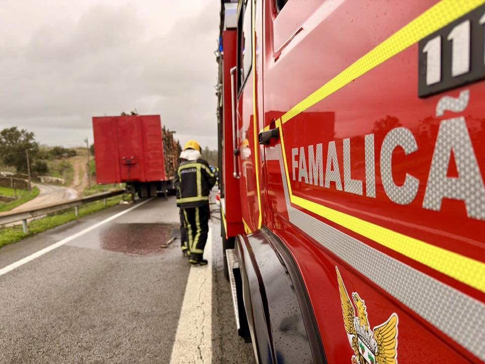 A3: Reboque de camião arde e bombeiros evitam propagação às toneladas de madeira santo tirso A3 ocorrencias 3