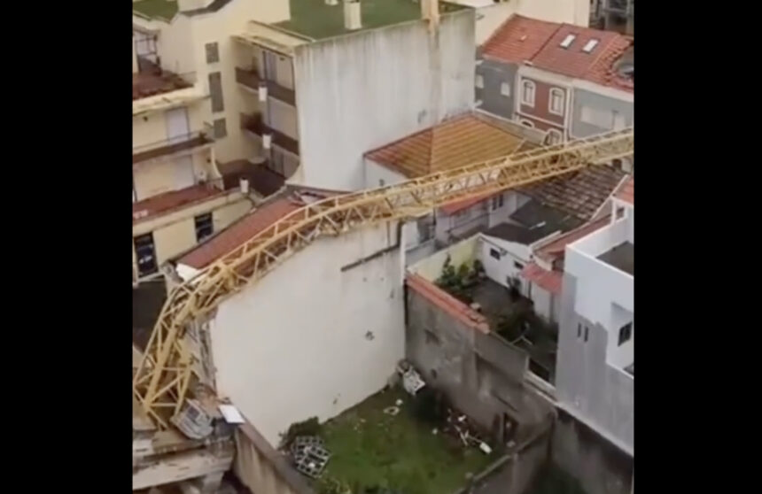 (vídeo) Grua cai sobre prédios na Figueira da Foz e obriga a retirar moradores grua figueira da foz cai desalojados