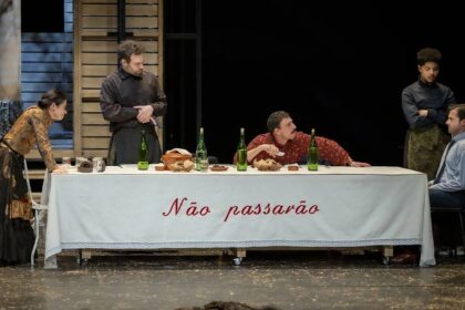 invasao de palco de peça de teatro portugues ana alemanha matar facistas