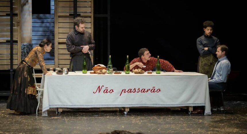 Peça de teatro "Matar Fascistas" recebida na Alemanha com insultos e invasão de palco invasao de palco de peça de teatro portugues ana alemanha matar facistas