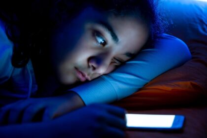 luz azul ecras telemoveis sono afeta saude mental