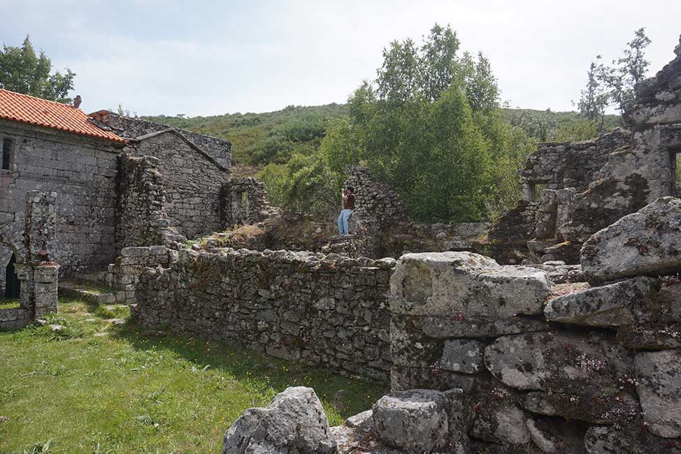Mosteiro "Monumento Nacional" do século IX em risco de ruína: alertas para degradação avançada mosteiro pitoes da junias montalegre risco de ruina derrocada - 2