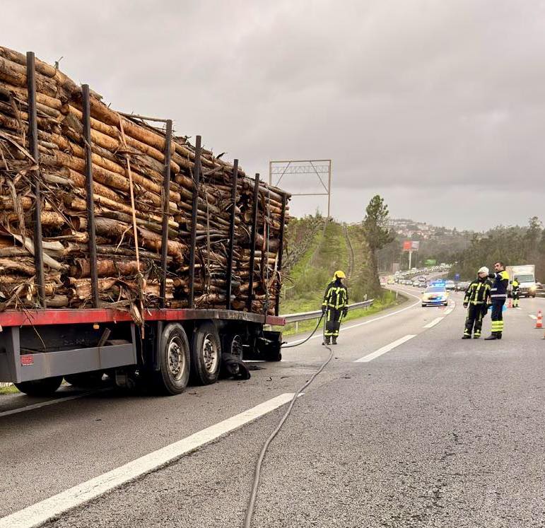 A3: Reboque de camião arde e bombeiros evitam propagação às toneladas de madeira santo tirso A3 ocorrencias 3 Porto