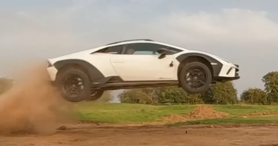 2023 09 lamborghini huracan sterrato jump viral 1 e1773144266994