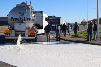 Agricultores galegos despejam de 15 mil litros de leite com origem portuguesa na Corunha