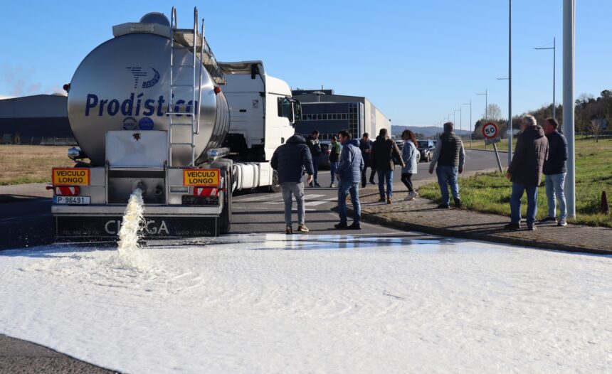 Agricultores galegos despejam de 15 mil litros de leite com origem portuguesa na Corunha
