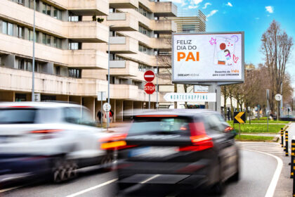DREAMMEDIA celebra Dia do Pai com desenhos de crianças em outdoors nacionais