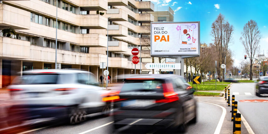 DREAMMEDIA celebra Dia do Pai com desenhos de crianças em outdoors nacionais