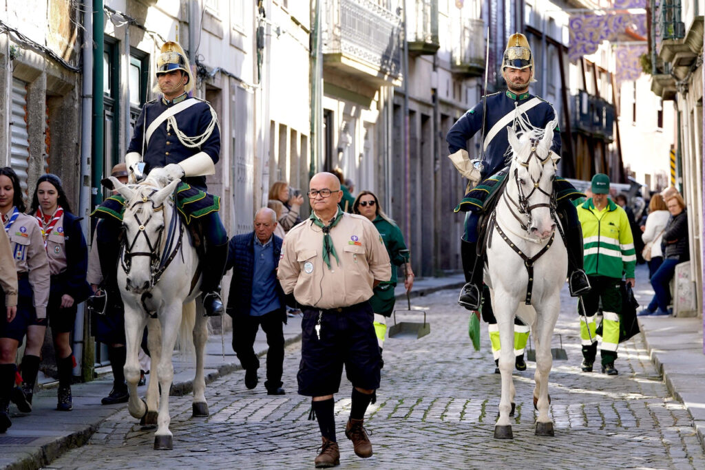 (fotos) Braga enche-se para a Semana Santa: milhares nas ruas e turistas rendidos à Procissão dos Passos Passos procissao braga turismo minho semana santa 10