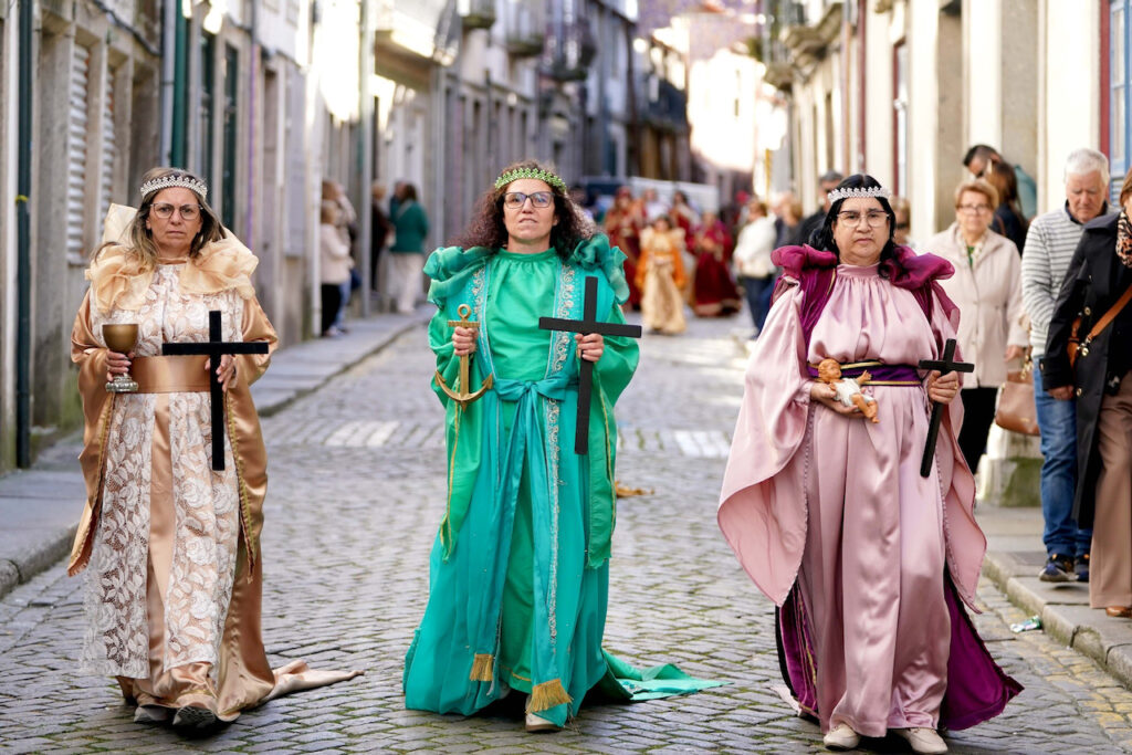 (fotos) Braga enche-se para a Semana Santa: milhares nas ruas e turistas rendidos à Procissão dos Passos Passos procissao braga turismo minho semana santa 11