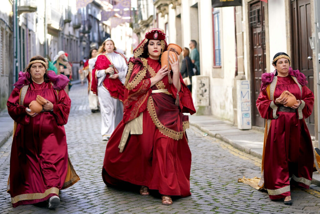 (fotos) Braga enche-se para a Semana Santa: milhares nas ruas e turistas rendidos à Procissão dos Passos Passos procissao braga turismo minho semana santa 12