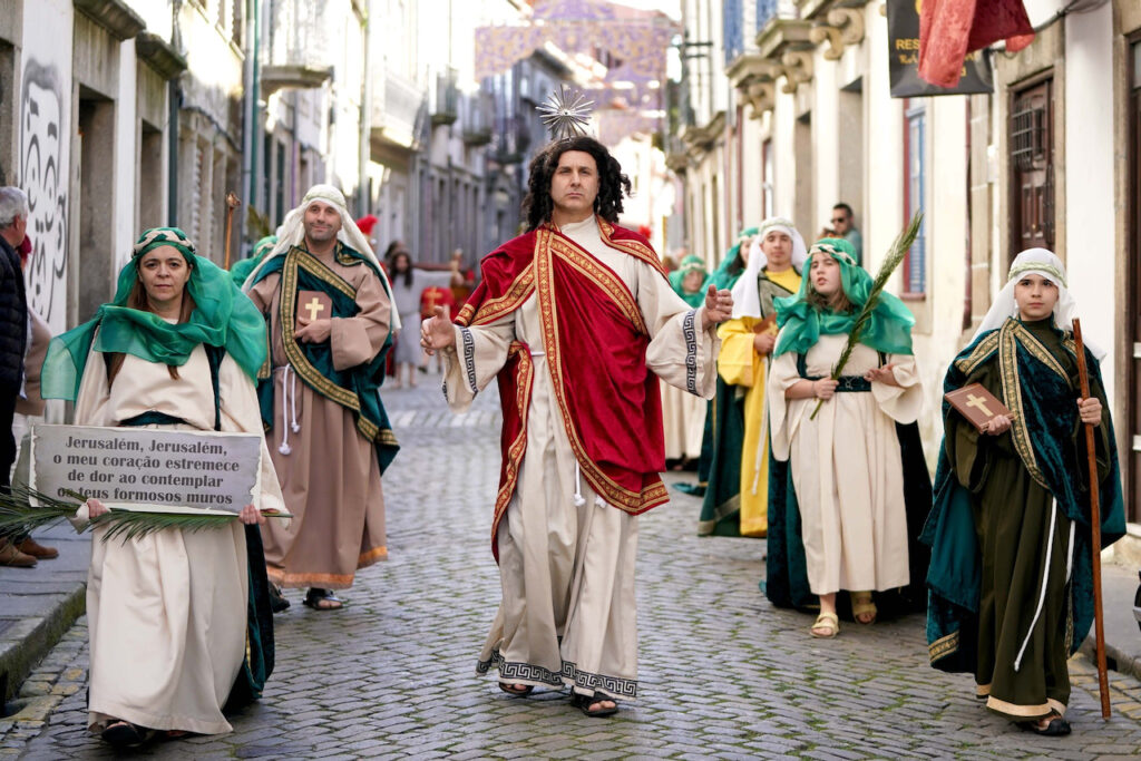 (fotos) Braga enche-se para a Semana Santa: milhares nas ruas e turistas rendidos à Procissão dos Passos Passos procissao braga turismo minho semana santa 13