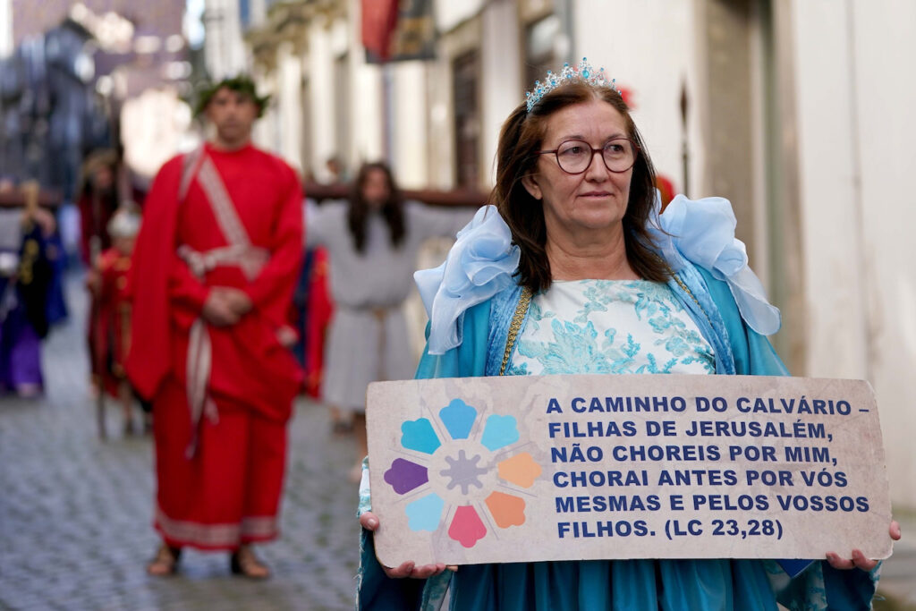 (fotos) Braga enche-se para a Semana Santa: milhares nas ruas e turistas rendidos à Procissão dos Passos Passos procissao braga turismo minho semana santa 15