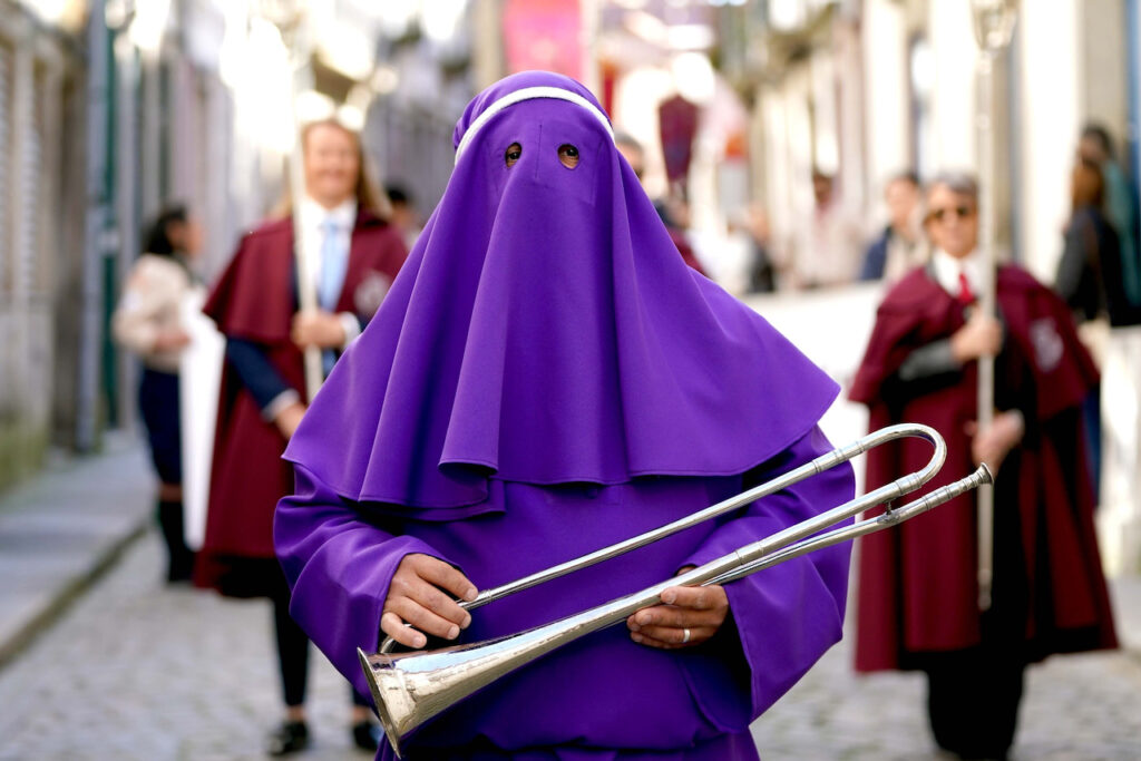 (fotos) Braga enche-se para a Semana Santa: milhares nas ruas e turistas rendidos à Procissão dos Passos Passos procissao braga turismo minho semana santa 2