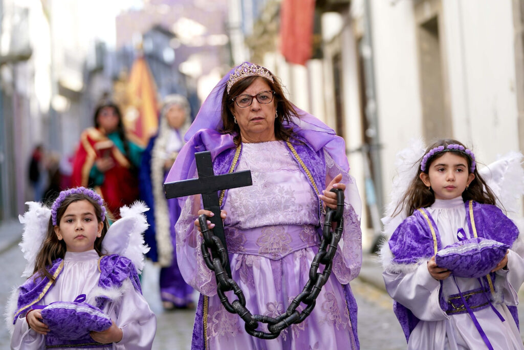 (fotos) Braga enche-se para a Semana Santa: milhares nas ruas e turistas rendidos à Procissão dos Passos Passos procissao braga turismo minho semana santa 26