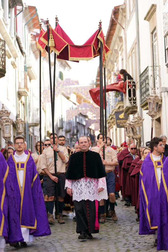 (fotos) Braga enche-se para a Semana Santa: milhares nas ruas e turistas rendidos à Procissão dos Passos Passos procissao braga turismo minho semana santa 27