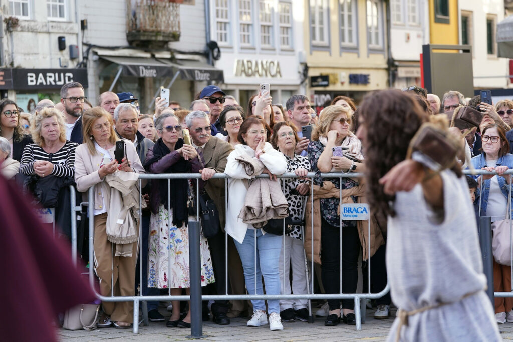 (fotos) Braga enche-se para a Semana Santa: milhares nas ruas e turistas rendidos à Procissão dos Passos Passos procissao braga turismo minho semana santa 30