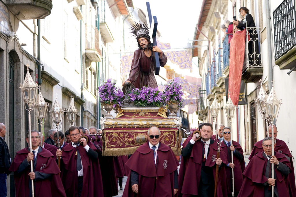 (fotos) Braga enche-se para a Semana Santa: milhares nas ruas e turistas rendidos à Procissão dos Passos Passos procissao braga turismo minho semana santa 38