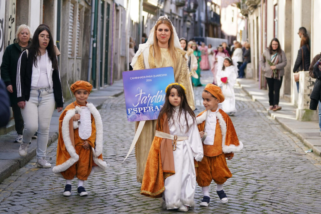 (fotos) Braga enche-se para a Semana Santa: milhares nas ruas e turistas rendidos à Procissão dos Passos Passos procissao braga turismo minho semana santa 7