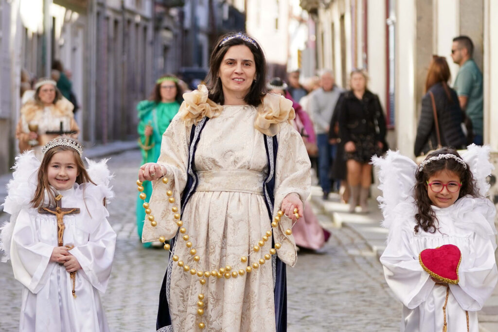 (fotos) Braga enche-se para a Semana Santa: milhares nas ruas e turistas rendidos à Procissão dos Passos Passos procissao braga turismo minho semana santa 8