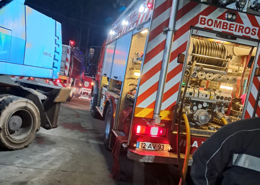 Vila Verde: Incêndio na sucata de Sabariz mobiliza bombeiros e GNR incendio vila verde bombeiros - 1
