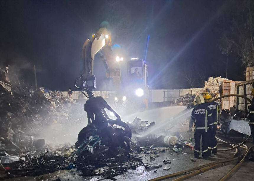 Vila Verde: Incêndio na sucata de Sabariz mobiliza bombeiros e GNR incendio vila verde bombeiros - 1