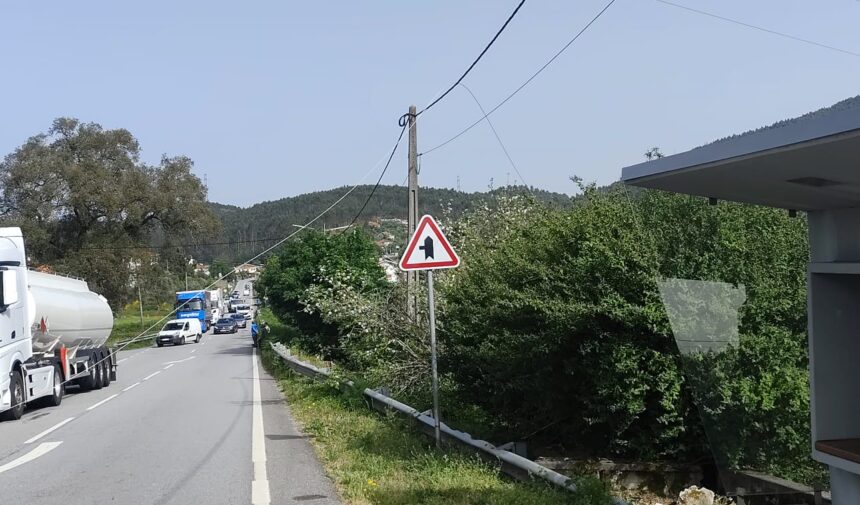 Barcelos: Queda de cabo de média tensão corta trânsito
nos Feitos Barcelos Cabo de média tensão rebenta e corta trânsito nos Feitos
