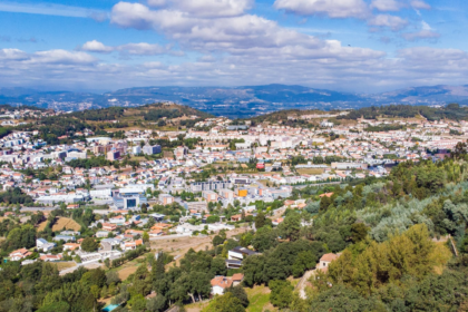 Dados da estação da Circular Sul revelam redução acentuada de dióxido de azoto; valores situam-se agora abaixo do limite legal para a proteção da saúde A qualidade do ar em Braga apresenta uma evolução muito positiva, consolidando uma tendência de melhoria que é particularmente visível nas zonas de maior pressão rodoviária. Segundo os dados mais recentes da estação de monitorização da Avenida Frei Bartolomeu dos Mártires (Circular Sul), a concentração média anual de dióxido de azoto (NO₂) sofreu uma redução de 25% entre 2024 e 2025. O valor baixou dos 42 µg/m³ para os 31 µg/m³, fixando-se confortavelmente abaixo do limite legal de 40 µg/m³. Para o vice-presidente da autarquia, Altino Bessa, estes resultados são o reflexo direto das políticas de sustentabilidade e mobilidade implementadas pelo Município de Braga ao longo da última década, confirmando que a aposta no transporte público e nos modos suaves está a dar frutos concretos. A avaliação do ar na cidade é feita através de um sistema dual que garante total transparência e precisão dos dados: Rede Regional: Braga integra a Rede de Monitorização da Qualidade do Ar da CCDR-Norte, com estações urbanas de tráfego que medem o impacto direto da circulação automóvel. Rede Municipal: O concelho dispõe ainda de um sistema próprio, operado pela Monitar, com 12 estações estrategicamente distribuídas para assegurar uma leitura contínua e detalhada de todo o território. Além do NO₂, os indicadores relativos às partículas finas (PM10 e PM2,5) mantiveram-se também abaixo dos limites legais em todas as estações do concelho durante o ano de 2025, reforçando a segurança ambiental para os bracarenses. Esta melhoria atmosférica não é um evento isolado, mas o resultado de uma estratégia integrada que inclui o reforço da rede de ciclovias, a modernização da frota dos TUB – Transportes Urbanos de Braga e a criação de novas zonas verdes. A reorganização da circulação urbana tem permitido aliviar os pontos de maior congestionamento, reduzindo as emissões nos principais eixos de entrada da cidade. O Município reafirma o seu compromisso em continuar a adaptar o planeamento urbano às exigências da Agência Europeia do Ambiente, focando-se na eficiência energética e na proteção da saúde dos cidadãos como pilares do desenvolvimento local.